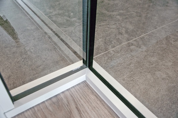 Glass-to-glass corners of different joining angles are yet another feature giving lightness to our interior glazing systems.