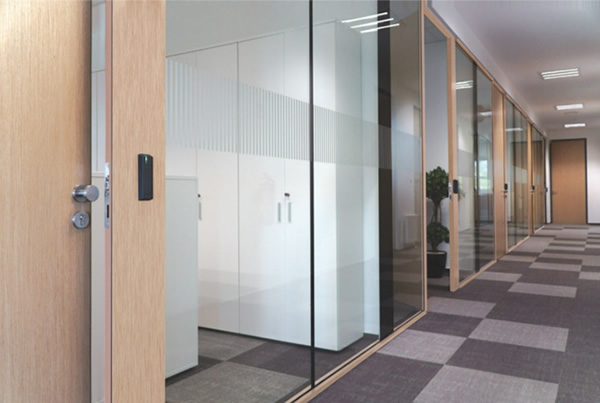 An example of POLFLAM® BR glass used in a modern office – frameless mounting with minimalist wooden strips