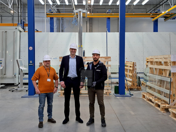 The first pane of POLFLAM fire-resistant low-carbon glass has been produced. (Left to right: Dawid Kuczkowski – Logistics and Purchasing Director; Roman Abrahams – Commercial Director; Marek Przywózki – Process and Engineering Manager)