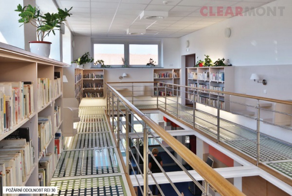 POLFLAM F glass is completely safe also in ordinary, everyday use, as it can be covered with a non-slip screen print. In the photo: the interior of the library in the Cultural Centre in Veseli nad Moravou (Czech Republic)