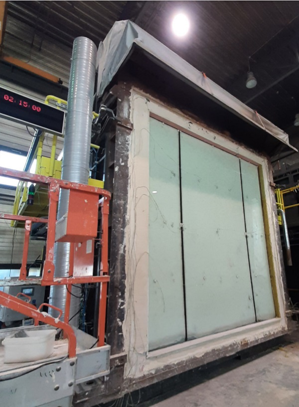 When exposed to high temperatures, POLFLAM fire-resistant glass changes its structure and appearance, while retaining its shape. This serves as a solid barrier against fire and thermal radiation for over 120 minutes. Our glass successfully passed the test, significantly exceeding the time required for classification.