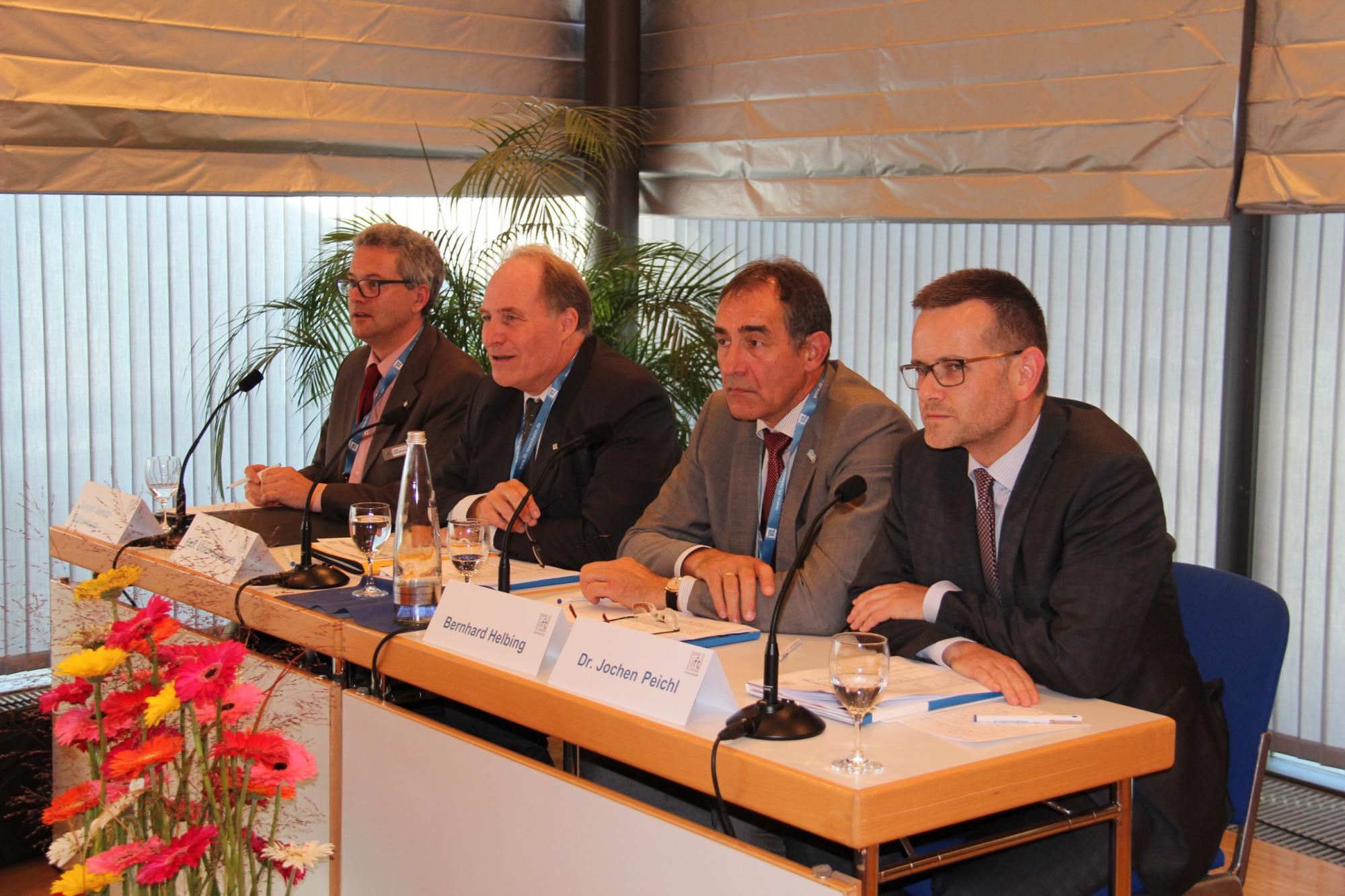 The Chairman and the Institute Management reporting to 35 domestic and foreign journalists about the activities of ift Rosenheim and current industry trends. (from left to right: Jürgen Benitz-Wildenburg, Prof. Ulrich Sieberath, Bernhard Helbing, Dr. Jochen Peichl) (Source: ift Rosenheim)