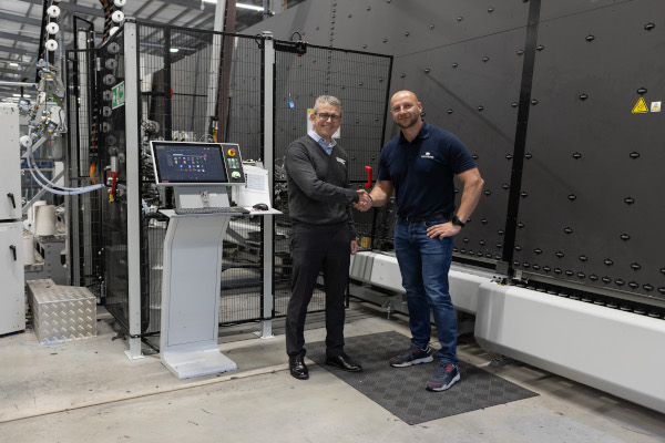 © LiSEC; LTR: John Foster (LiSEC) and Lukasz Matlingiewicz (Press Glass UK) in front of the VSA Vertical Spacer Applicator