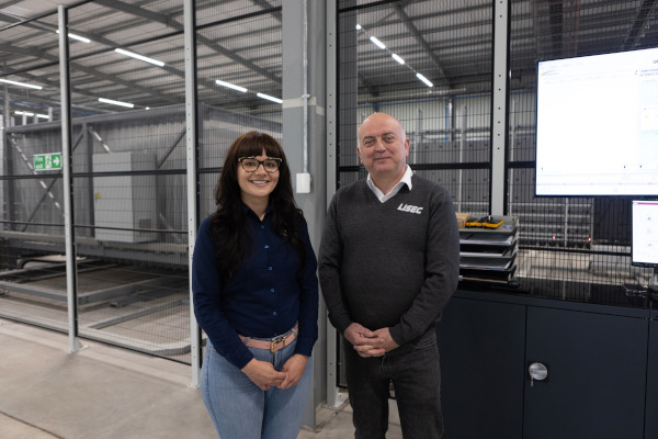 © LiSEC; LTR: Kasia Golembowska (Press Glass UK) and Ged Smith (LiSEC) in front of the GPS.autofab system and buffer shuttle