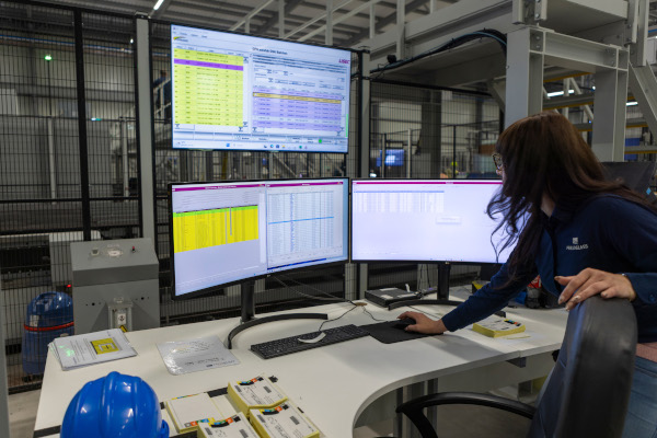 © LiSEC; Kasia Golembowska (Press Glass UK) in front of the GPS.autofab control station
