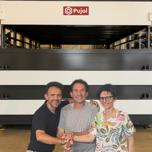Joaquín Pujol, together with the owners of L’Arreda Vetro Bizzotto SRL, at the facilities of Hornos Industriales Pujol.