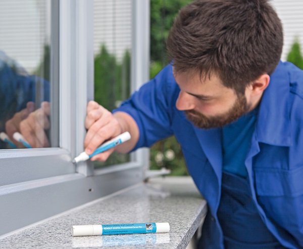 With the help of the RENOLIT EXOFOL Professional Corner Pen, the welds on the mitres can be colour-adjusted.