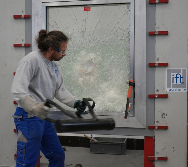The ift Guideline EI-06/1 “Vandalism-Resistant Building Elements and Facilities” defines typical perpetrator behaviour, tools, reproducible sequences as well as possible hazard classes for glazing. Photo: ift Rosenheim