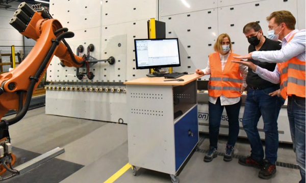Robot loading on the Systron CNC edge processing system