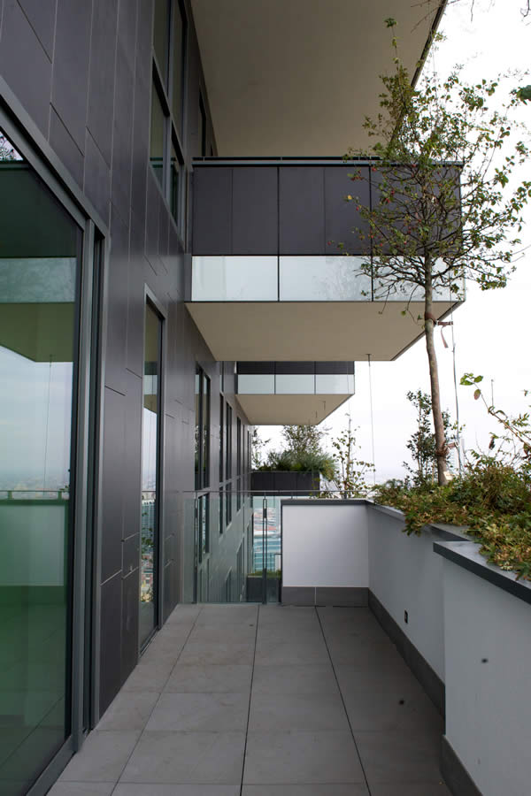 Living in a vertical forest in the middle of the city: window sashes up to 3000 mm high for a pleasant view of the greenery