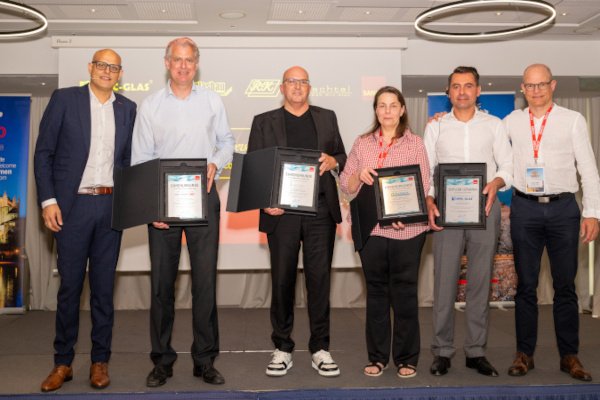Antonio Gioello, Head of the SANCO Group (left), and Fabian Zwick, CEO of the Glas Trösch Group (right), presented awards recognising longstanding commitment to the SANCO Group (from left): Jan Happich (Reeder & Kamp), Patric Hachtel (Helmut Hachtel), Kerstin König (König Glasbau), Krysztof Jankowski (SPEC-GLAS). Photo: SANCO