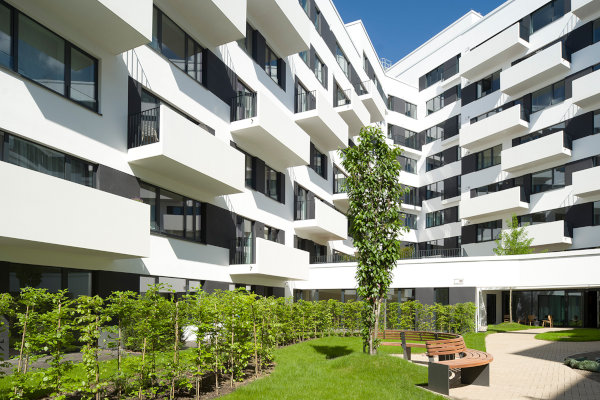 The inner courtyard of the ‘Eleven Decks’ residential building offers a bright, green space that invites residents to linger and relax. Photo: Klaus Frahm