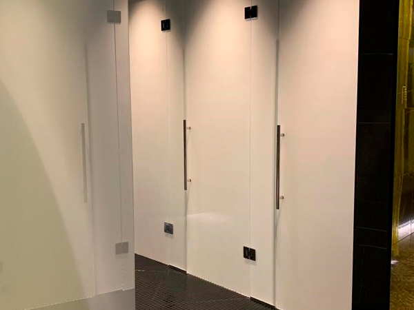 Luxury, minimal, and essential environments: STRATO® BIANCO EVA laminated glass in exclusive SPA