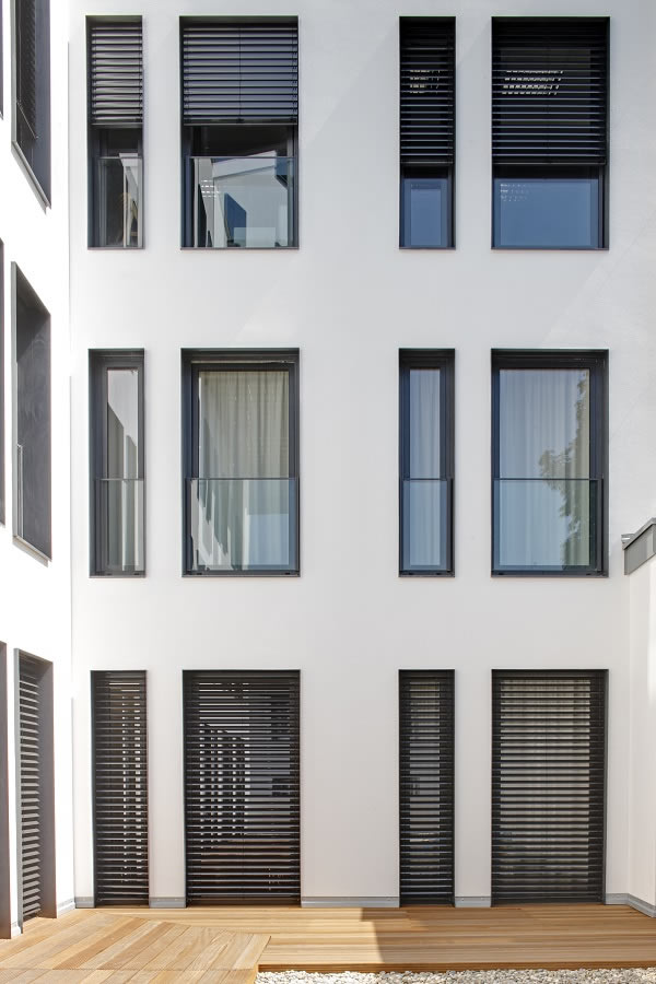 Schüco AutomotiveFinish creates highly thermally insulated PVC-U windows in attractive trend colours.