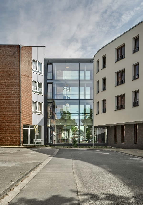From the ground floor to the third floor, the existing building (left) and the newbuild are connected to one another by a glass link (Schüco FW 50+ façade system with Schüco AWS 75 insert units).