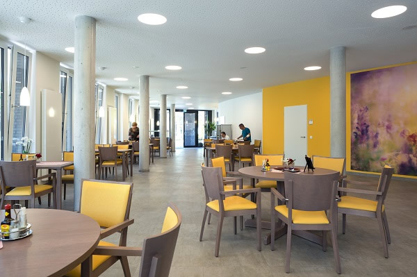 The cafe on the ground floor is a central communication space. Large window systems ensure a high degree of light penetration and offer views of the busy town centre.