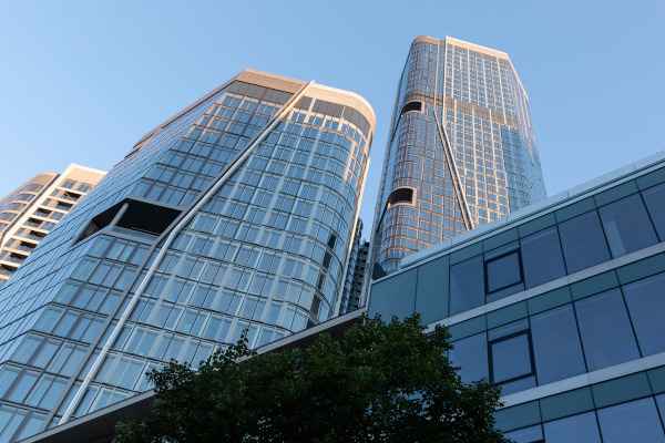 With FOUR Frankfurt, a multifunctional new urban district has been created in the heart of the bankers' city. It opens up to the city on all sides. The complexity of the overall construction combined with its open-plan architecture required the highest levels of fire protection.