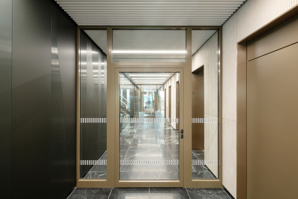 The Schüco FireStop ADS 90 FR 30 and FR 90 fire and smoke doors are custom-made for this architectural concept. 