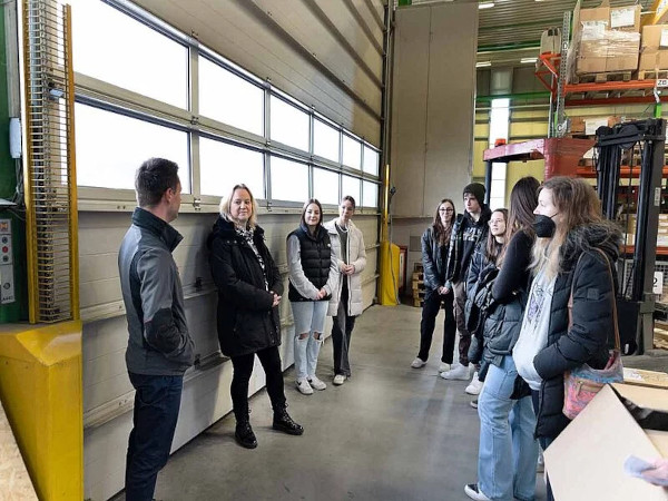 19 pupils in the TELC course at Beverungen Secondary School visited HEGLA in Beverungen. Alongside a tour through the production facility, the young people gained insight into the apprenticeships and processes at the international corporation.