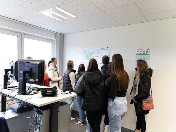 19 pupils in the TELC course at Beverungen Secondary School visited HEGLA in Beverungen. Alongside a tour through the production facility, the young people gained insight into the apprenticeships and processes at the international corporation.