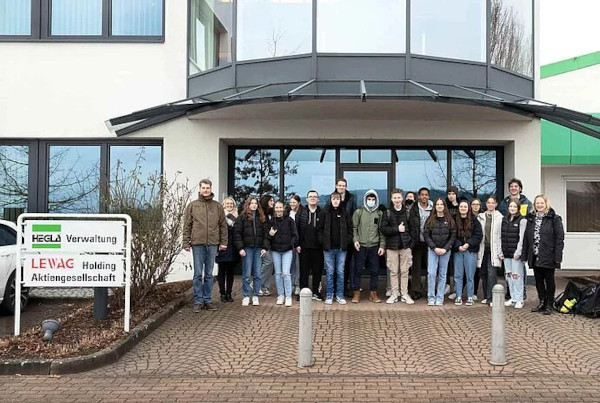 19 pupils in the TELC course at Beverungen Secondary School visited HEGLA in Beverungen. Alongside a tour through the production facility, the young people gained insight into the apprenticeships and processes at the international corporation.