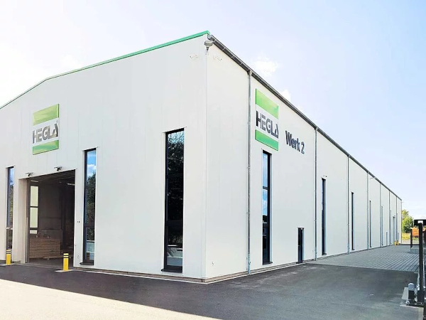 Since 1990, the HEGLA branch in the Burgenlandkreis district has produced storage and logistics solutions for glass and windows. In 2020, the company built a second production hall.