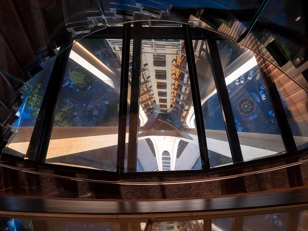 The observation deck barrier is made up of very big glass panels. You can see their edges and perceive their size, but after a while they totally disappear – adding to the thrill of the view.