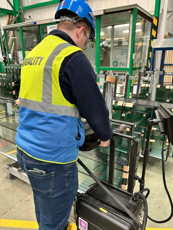 Sparklike Laser Portable used at the production line of Pilkington Polska