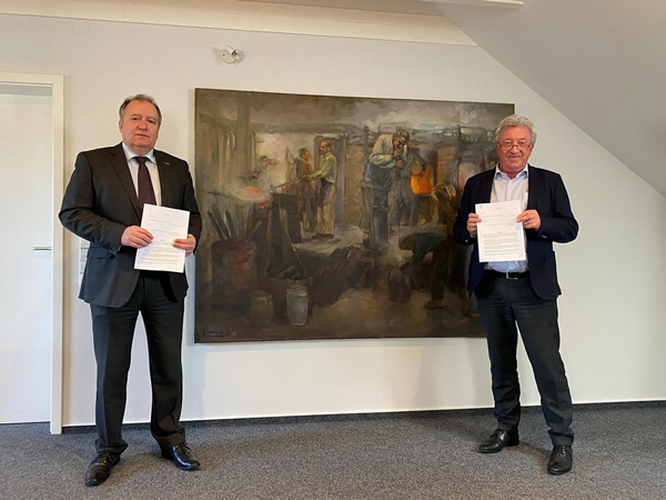 Stephan Meindl (President and CEO of HORN® Glass Industries AG) signing the contract with Dr Harald Jodeit (Managing Director and owner of JSJ Jodeit GmbH).