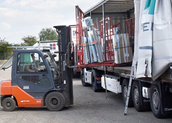 Finished products that were stored in the logistics center are loaded for delivery to customers. The forklifts are equipped with notebooks so that forklift drivers know exactly where they’re going.