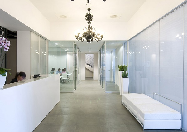 The future of your office passes through the glass partition windows