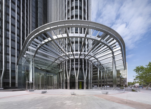 The modernized entrance area of the Torre Europa accentuates the architecture of the office tower. Photo: Bellapart