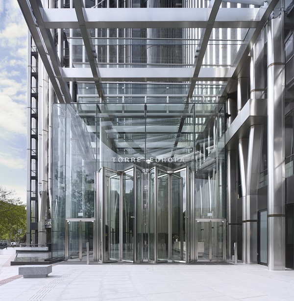 The glass cube functions as a prestigious entrance to the office tower “Torre Europa”. Photo: Bellapart