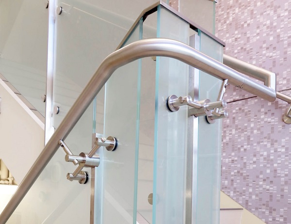 The 1.5” stainless steel handrail is skillfully bent to achieve a fluid aesthetic around corners and other radius designs.