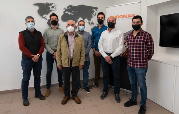 Antonio Ortega, TUROMAS General Manager; Alvaro Tomás, TUROMAS Vice President; Miguel Tomás, TUROMAS President; Carles Almela, Cerviglas Process Manager; David Cervera, Cerviglas Financial Controller; Vicente Cervera, Cerviglas President; Javier Cervera, Cerviglas Deputy Director.