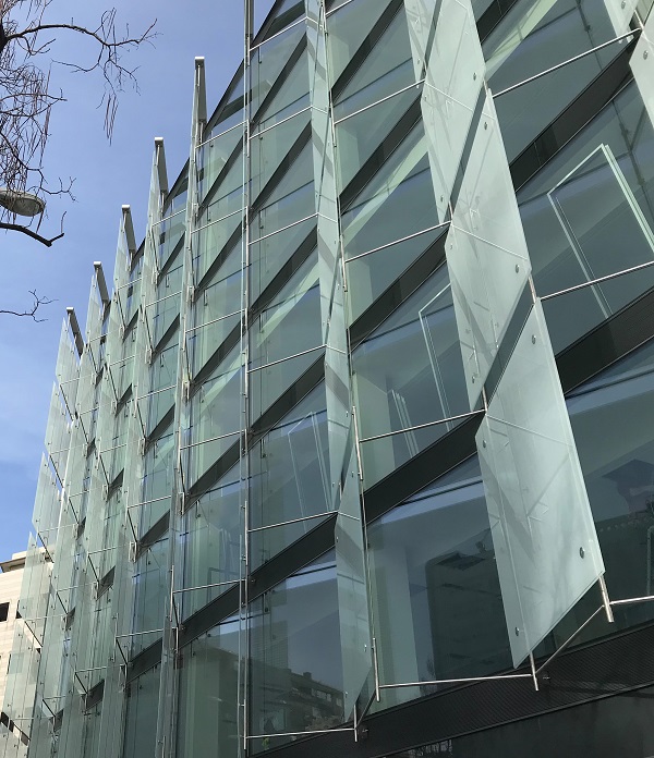 10m glass panes, laminated, toughened and fritted on the new Uría Menéndez Abogados sustainable headquarters