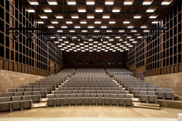 Tvitec brings a modern vision to the glass auditorium of the Institute of France