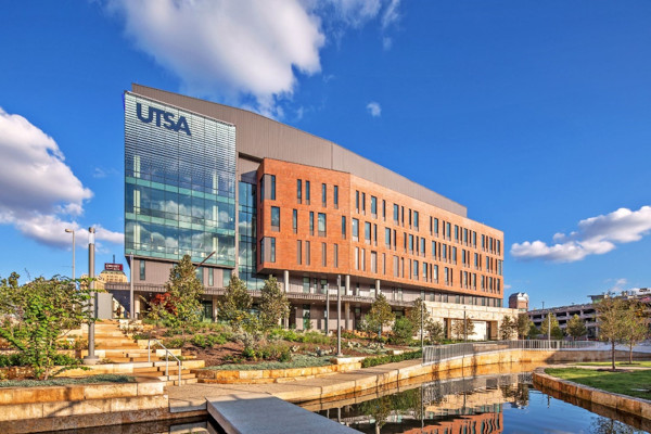 Solarban® 70 glass dramatically improves building energy performance at the University of Texas at San Antonio (UTSA) National Security Collaboration Center. (Photography: Tom Kessler)