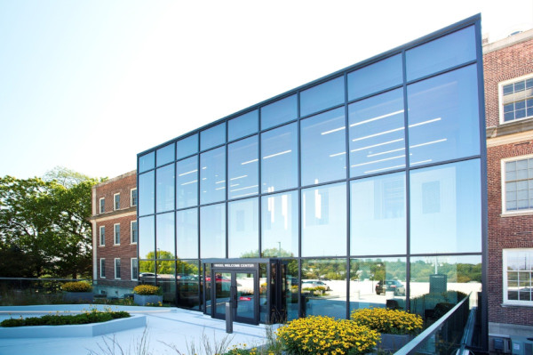The renovated Hugel Welcome Center in Markle Hall on the Lafayette College campus offers a bright and warm reception to students, faculty, staff, alumni, and visitors. It’s the first U.S.-based project to feature VacuMax™ Vacuum Insulating Glass (VIG) by Vitro. (Photography: Jim Cunningham)