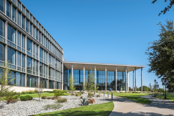 UT Arlington Engineering Building, Richardson, Texas, Solarban® 90 Glass | Architect: SmithGroup, Glass Fabricator: Tristar, Glazing Contractor: Oak Cliff, Photography: Tom Kessler