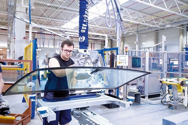 For the final inspection the windshield is placed on a swiveling gantry with four vacuum suction cups.