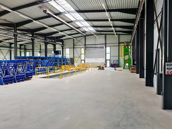 View inside the newly built production hall in Kretzschau shortly before it was opened.