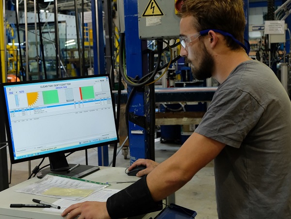 A+W Production Monitor on the inspection point of the insulated glass line: sheet structure, position and correct orientation of the layer are displayed clearly.