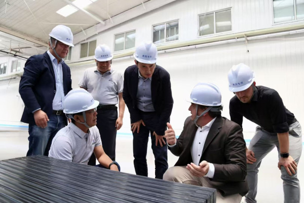 © LiSEC; Mr. Gao (LiSEC), Mr. Song (President of Chongzheng Shengda Glass), Mr. Wang (General Manager of Chongzheng Group), Mr. Qiao (LiSEC), Mr. Jandl (LiSEC) and Mr. Leichtfried (LiSEC) discussing the quality and performance of the produced TPA units