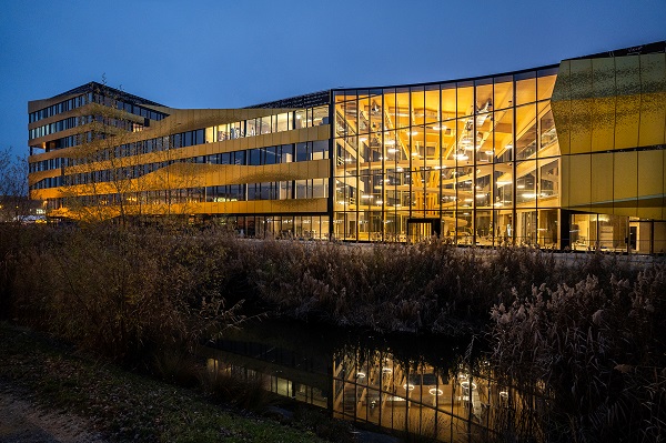 The fully glazed atrium is the architectural connection between the two main components of the building. © EXPLORiT