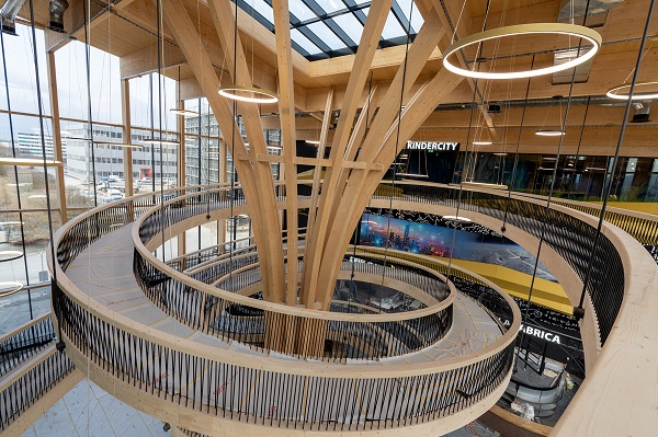 In the center of the glazed atrium stands a ramp 14 meters high and 150 meters long in regional wood. © EXPLORE
