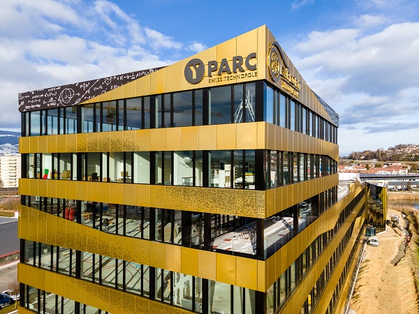 While the cubature of the building as a whole fits well into its surroundings as a long, low structure, the business part of the building has three additional floors. © EXPLORE