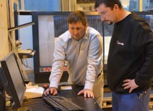 Steve Mason (left) of the A+W service team with production manager Ernest Mielus: “We make sure that our customers’ systems work reliably all the time. If necessary, we react right away.”