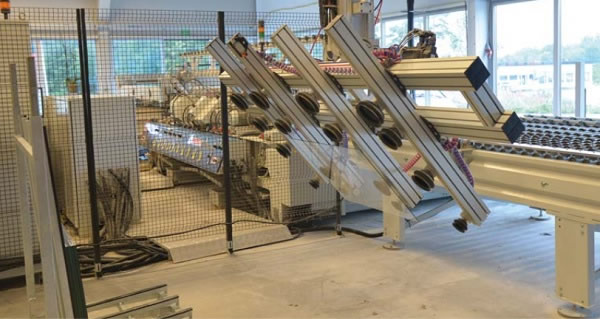 On the path to Industry 4.0: robot loading the double-sided automatic edging machine.