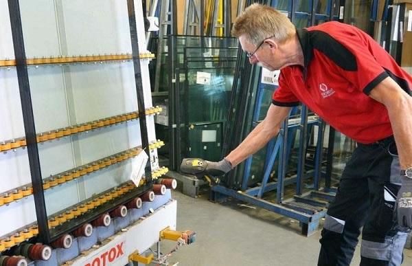 Thanks to bar code registration, the location of each insulated glass unit in the glass buffer is known. Workers on the glazing line scan the label on the frame or sash. The sheet is then guided by the A+W Cantor system out of the buffer and to glazing: a secure system without the need for searching.